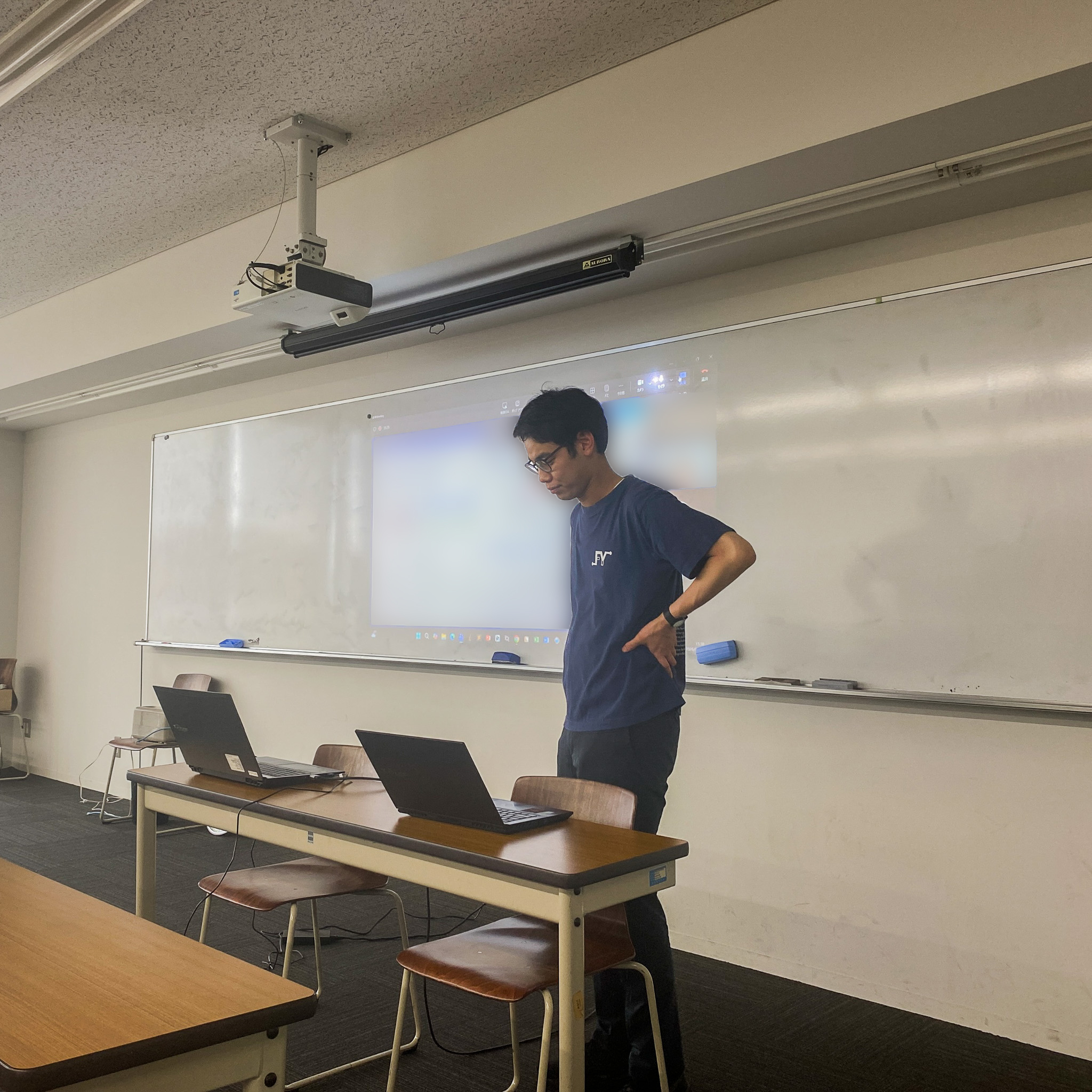 Goto-san giving his seminar. Sumino-san also joined online and asked many questions and comments.
